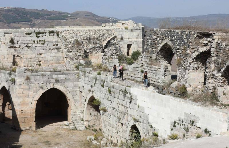 El castillo medieval cruzado Krak des Chevaliers (traducido como Crac de los Caballeros), ubicado en lo alto de una colina en lo que hoy es la provincia de Homs en la actual Siria, fue construido por la orden militar católica medieval de los Caballeros de San Juan, que lo mantuvo entre 1142 y 1271. Muchos siglos más tarde, después de que estallara la guerra de Siria en 2011, la fortaleza se convirtió nuevamente en un campo de batalla, esta vez entre las fuerzas gubernamentales y los rebeldes. Esta fortificación fue incluida en la lista del Patrimonio de la Humanidad de la Unesco en el año 2006 y se trata de uno de los castillos medievales mejor conservados del mundo.