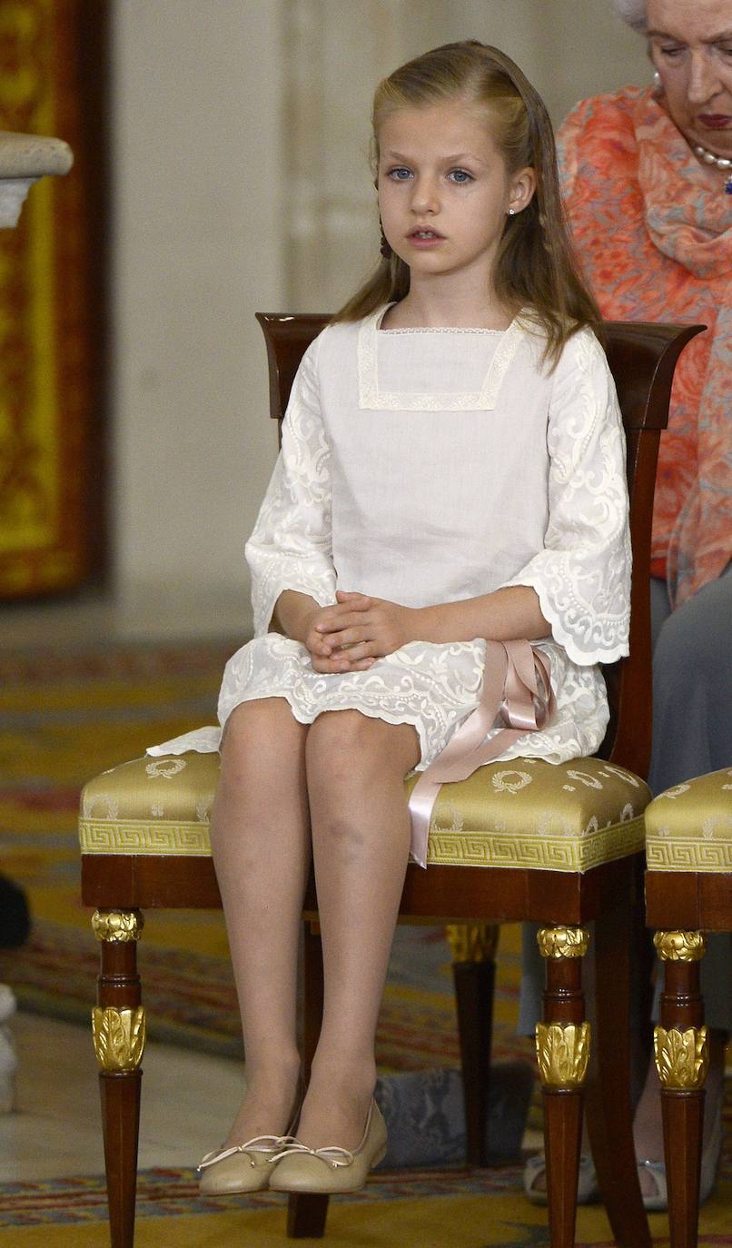 2014 | La princesa Leonor festeja este sábado, 31 de octubre, su 15 cumpleaños, edad que la aboca a una creciente actividad institucional condicionada temporalmente por la pandemia y en una tesitura desconocida hasta ahora por la Corona al ser diana de críticas que proceden incluso del Gobierno de coalición. Doña Leonor cumple 15 años dos semanas después de que por segunda vez entregara en Oviedo los Premios Princesa de Asturias, un escenario en el que sus palabras, sus gestos e incluso su vestuario (por vez primera con zapatos de tacón), denotaron que dejó atrás la niñez y avanza en el aprendizaje del papel que está llamada a desempeñar.