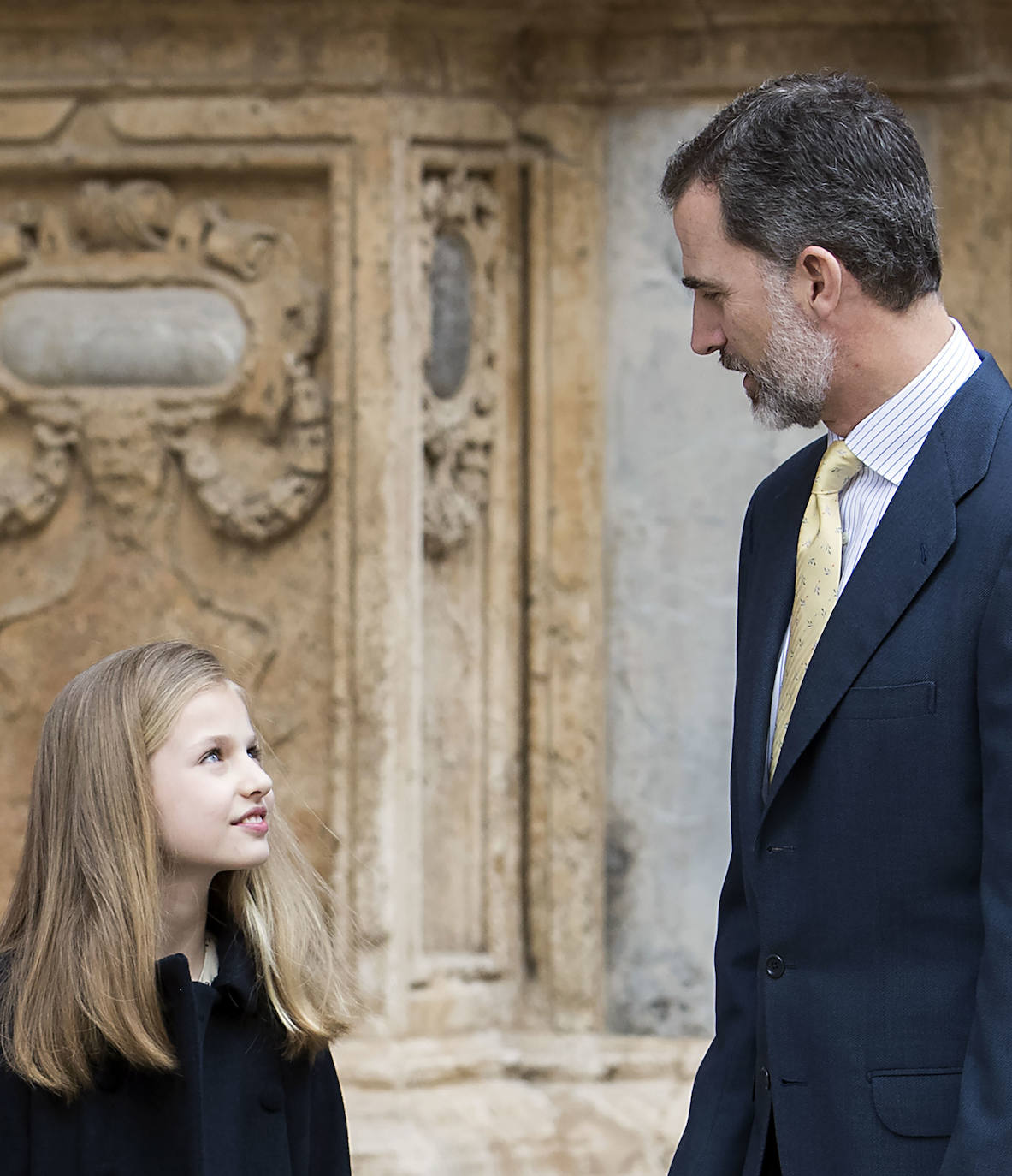 2017 | La princesa Leonor festeja este sábado, 31 de octubre, su 15 cumpleaños, edad que la aboca a una creciente actividad institucional condicionada temporalmente por la pandemia y en una tesitura desconocida hasta ahora por la Corona al ser diana de críticas que proceden incluso del Gobierno de coalición. Doña Leonor cumple 15 años dos semanas después de que por segunda vez entregara en Oviedo los Premios Princesa de Asturias, un escenario en el que sus palabras, sus gestos e incluso su vestuario (por vez primera con zapatos de tacón), denotaron que dejó atrás la niñez y avanza en el aprendizaje del papel que está llamada a desempeñar.