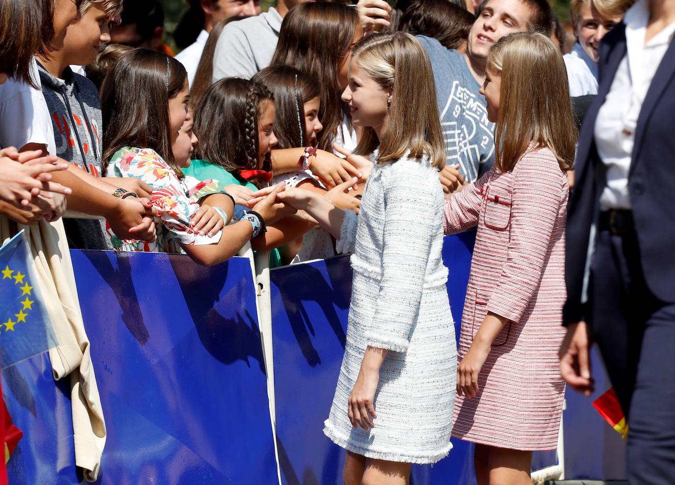 2018 | La princesa Leonor festeja este sábado, 31 de octubre, su 15 cumpleaños, edad que la aboca a una creciente actividad institucional condicionada temporalmente por la pandemia y en una tesitura desconocida hasta ahora por la Corona al ser diana de críticas que proceden incluso del Gobierno de coalición. Doña Leonor cumple 15 años dos semanas después de que por segunda vez entregara en Oviedo los Premios Princesa de Asturias, un escenario en el que sus palabras, sus gestos e incluso su vestuario (por vez primera con zapatos de tacón), denotaron que dejó atrás la niñez y avanza en el aprendizaje del papel que está llamada a desempeñar.