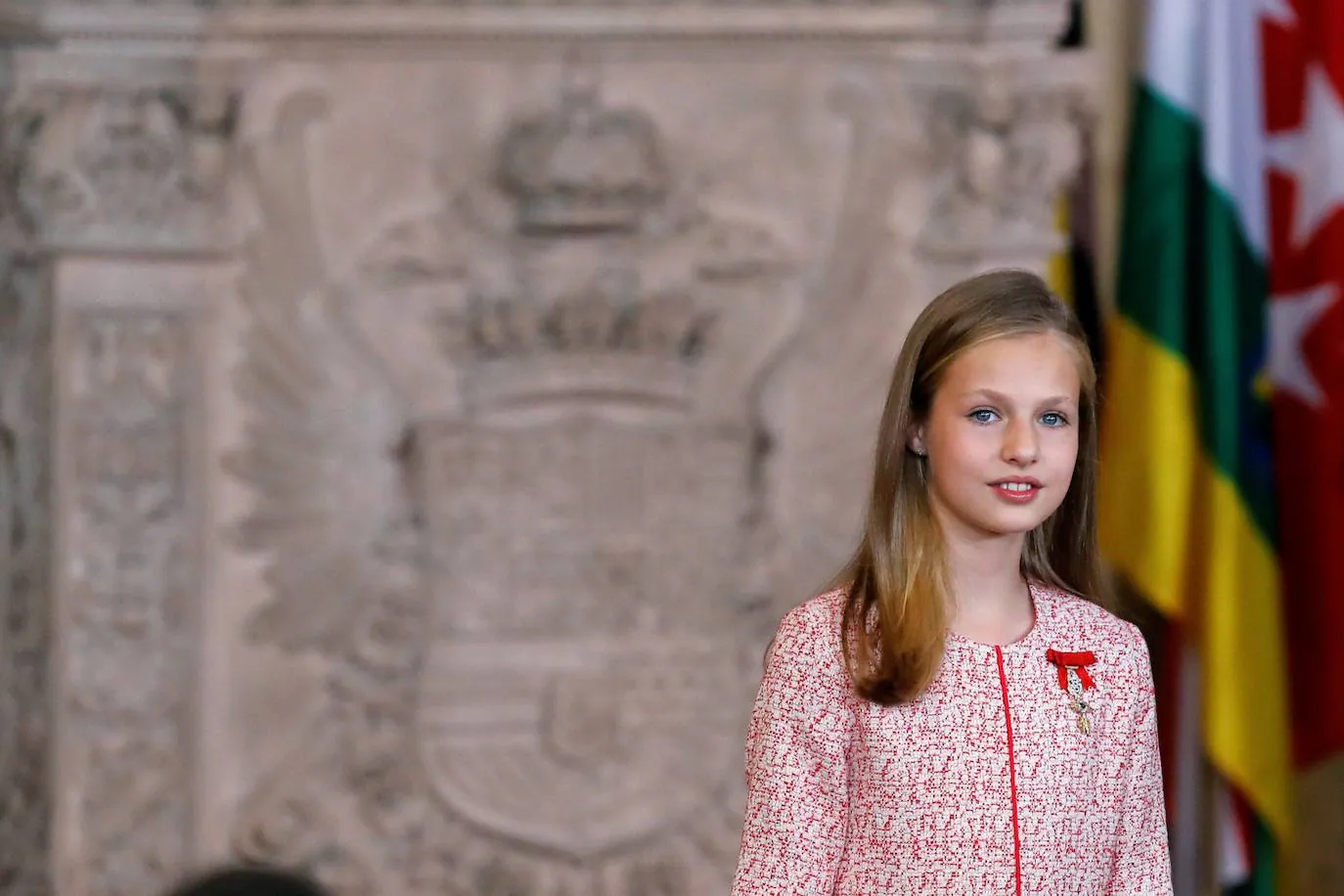 2019 | La princesa Leonor festeja este sábado, 31 de octubre, su 15 cumpleaños, edad que la aboca a una creciente actividad institucional condicionada temporalmente por la pandemia y en una tesitura desconocida hasta ahora por la Corona al ser diana de críticas que proceden incluso del Gobierno de coalición. Doña Leonor cumple 15 años dos semanas después de que por segunda vez entregara en Oviedo los Premios Princesa de Asturias, un escenario en el que sus palabras, sus gestos e incluso su vestuario (por vez primera con zapatos de tacón), denotaron que dejó atrás la niñez y avanza en el aprendizaje del papel que está llamada a desempeñar.