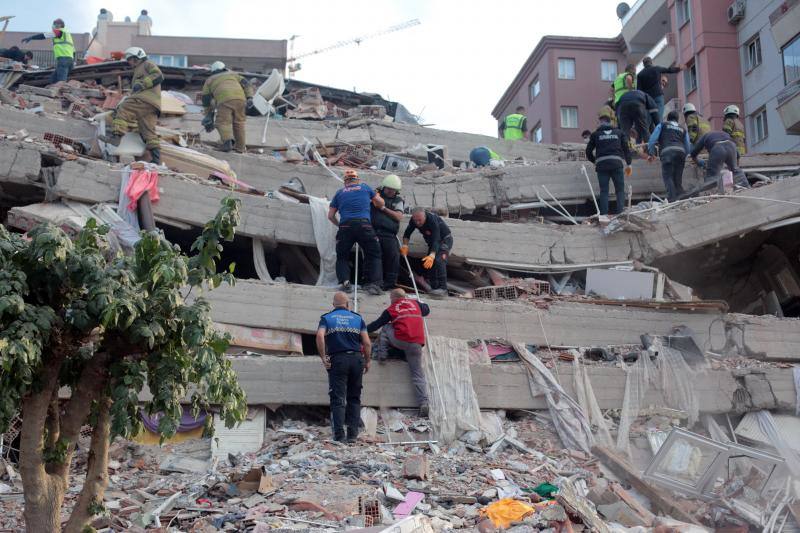 Un terremoto de magnitud entre 6,6 y 6,8 en la escala de Richter sacudió este viernes la isla griega de Samos, en el este de país, y la costa egea de Turquía.