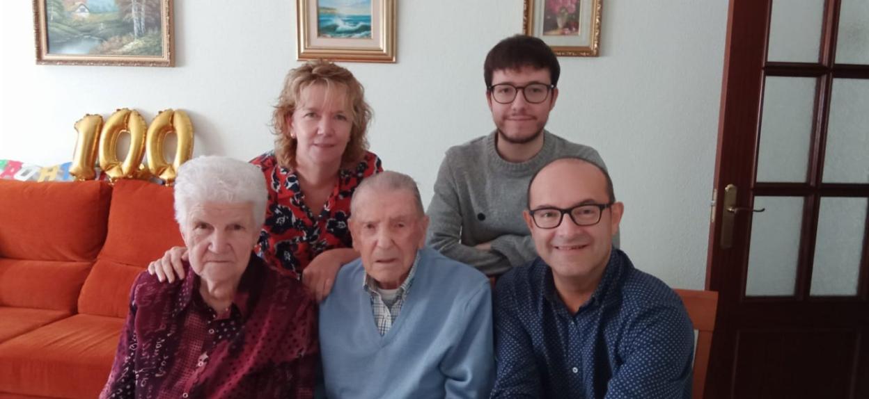 Pablo Portela celebró ayer sus cien años junto a su mujer, Piedad; su hija María Jesús; su yerno, José Antonio y su nieto, Rubén. 