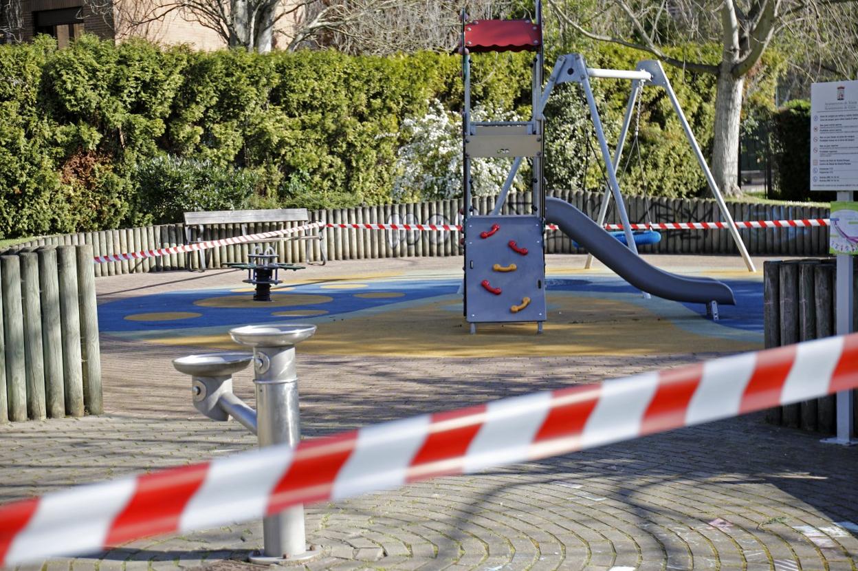 Un parque infantil, cerrado para evitar la propagación del virus. 