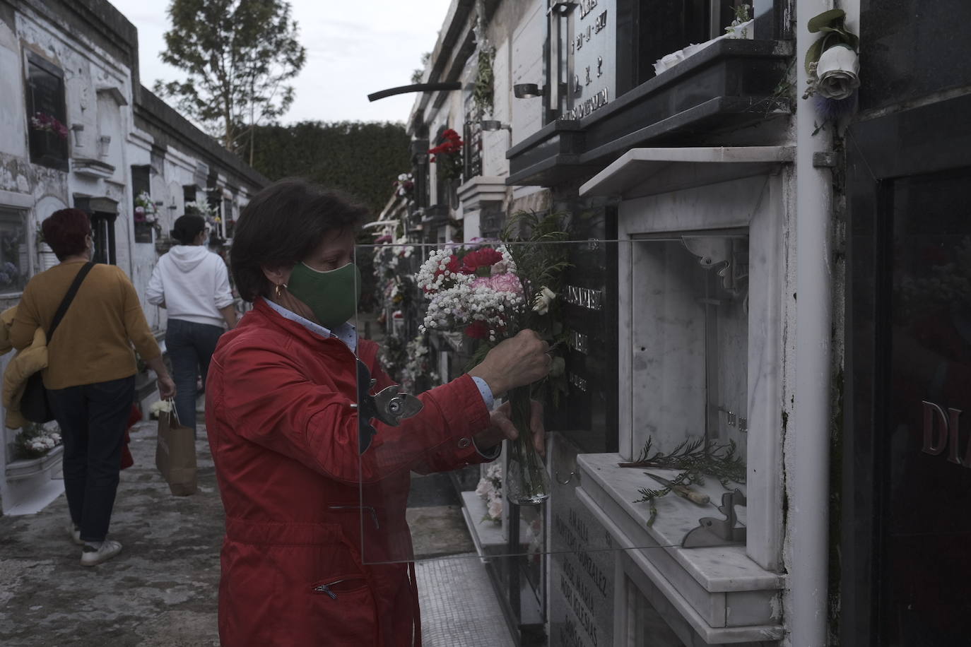 Fueron muchos los asturianos que se acercaron este sábado a los cementerios para evitar las aglomeraciones del Día de Difuntos. Tal y como recomendaron las autoridades, las visitas se están haciendo de manera escalonada.
