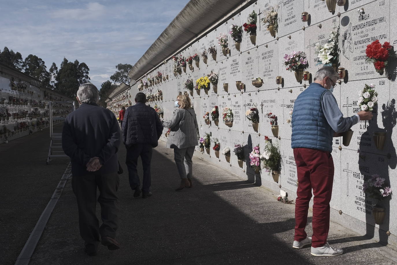 Fueron muchos los asturianos que se acercaron este sábado a los cementerios para evitar las aglomeraciones del Día de Difuntos. Tal y como recomendaron las autoridades, las visitas se están haciendo de manera escalonada. 