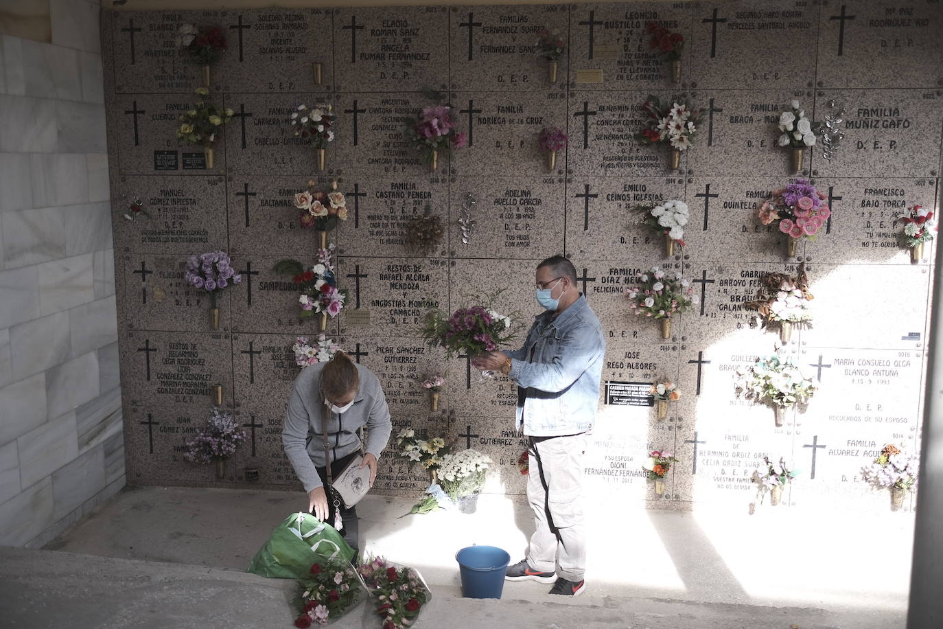 Fueron muchos los asturianos que se acercaron este sábado a los cementerios para evitar las aglomeraciones del Día de Difuntos. Tal y como recomendaron las autoridades, las visitas se están haciendo de manera escalonada.
