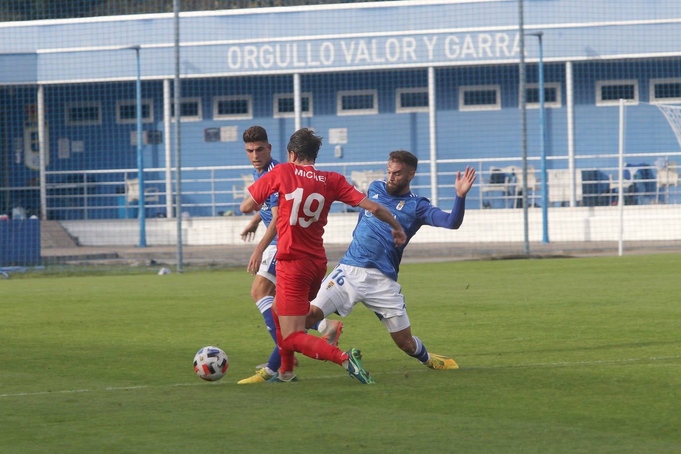 Jugadas del partido entre el Oviedo Vetusta y el Marino celebrado este sábado con victorial local por 2-1.