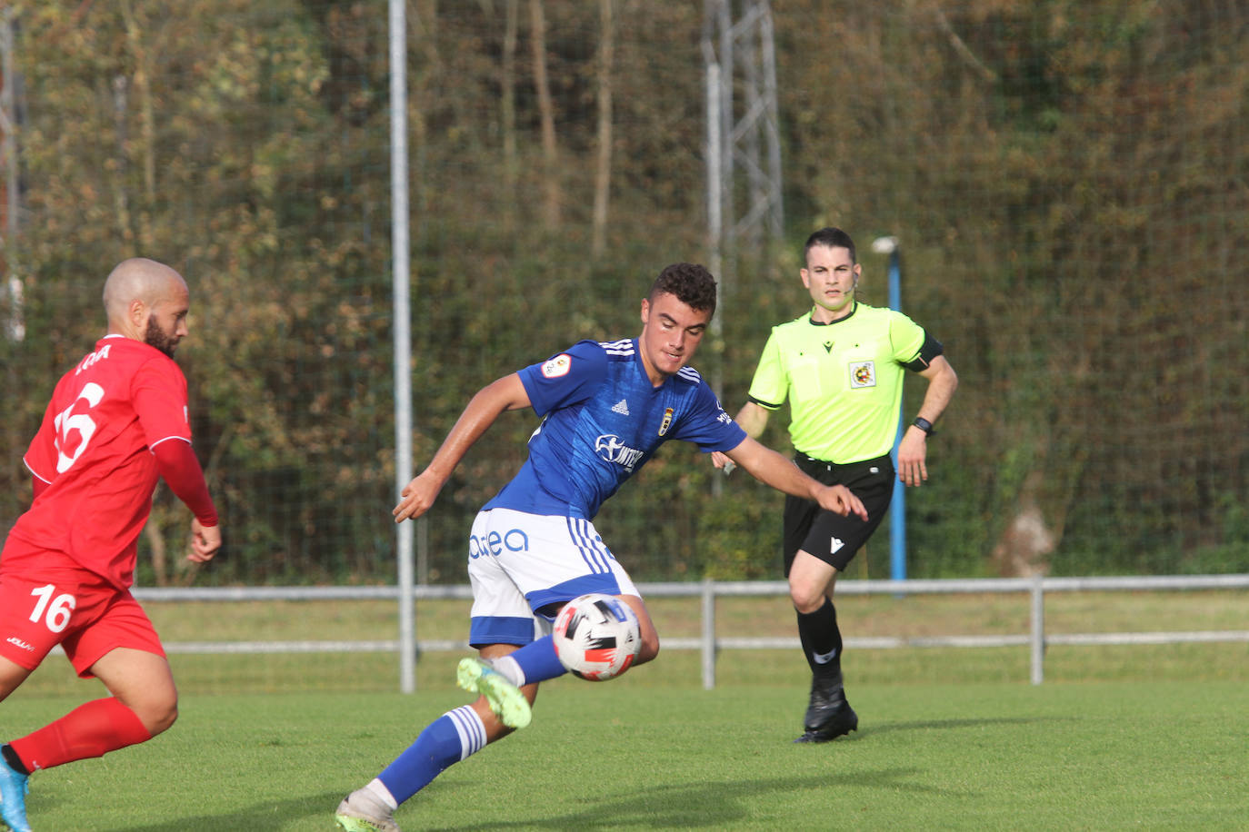 Jugadas del partido entre el Oviedo Vetusta y el Marino celebrado este sábado con victorial local por 2-1.