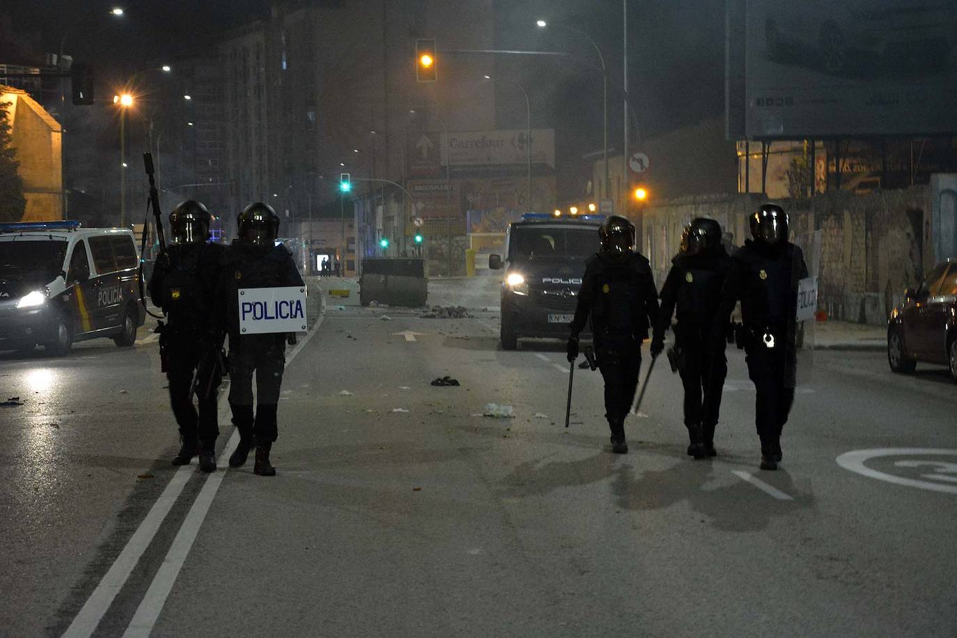 Más de un centenar de contenedores quemados, daños a vehículos mobiliario urbano es el balance de una violenta protesta contra las restricciones del estado de alarma registrada en el barrio de Gamonal, en Burgos. También en Barcelona se han producido enfrentamientos entre negacionistas de la covid y policías. Hay, al menos, una docena de detenidos y una veintena de heridos.