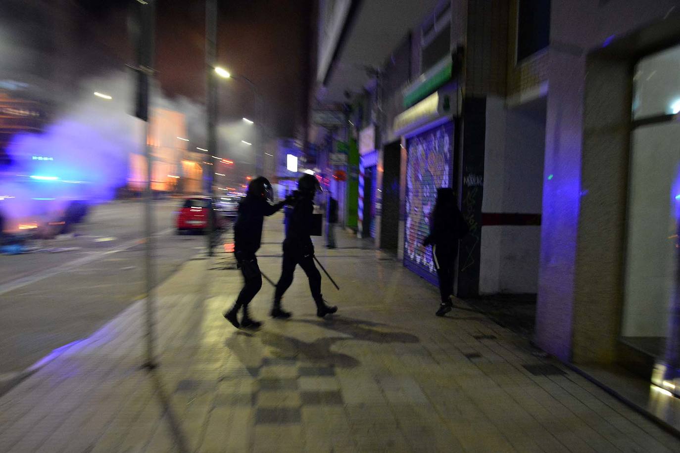 Más de un centenar de contenedores quemados, daños a vehículos mobiliario urbano es el balance de una violenta protesta contra las restricciones del estado de alarma registrada en el barrio de Gamonal, en Burgos. También en Barcelona se han producido enfrentamientos entre negacionistas de la covid y policías. Hay, al menos, una docena de detenidos y una veintena de heridos.