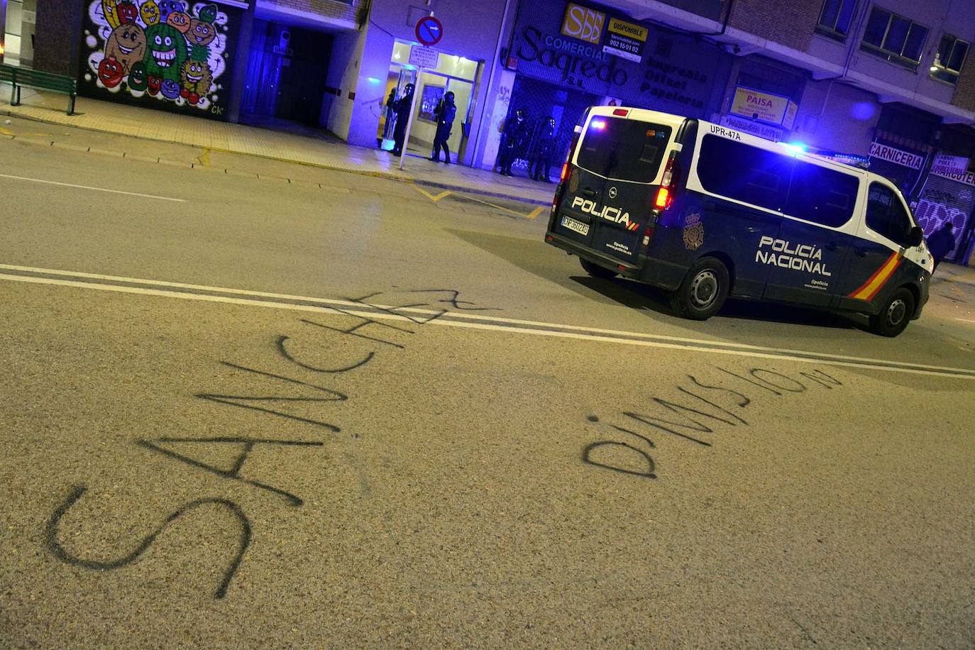 Más de un centenar de contenedores quemados, daños a vehículos mobiliario urbano es el balance de una violenta protesta contra las restricciones del estado de alarma registrada en el barrio de Gamonal, en Burgos. También en Barcelona se han producido enfrentamientos entre negacionistas de la covid y policías. Hay, al menos, una docena de detenidos y una veintena de heridos.