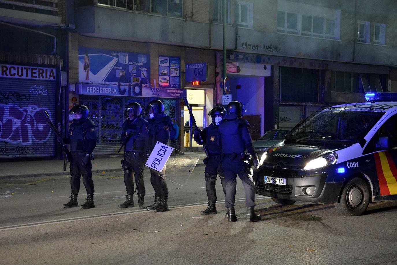 Más de un centenar de contenedores quemados, daños a vehículos mobiliario urbano es el balance de una violenta protesta contra las restricciones del estado de alarma registrada en el barrio de Gamonal, en Burgos. También en Barcelona se han producido enfrentamientos entre negacionistas de la covid y policías. Hay, al menos, una docena de detenidos y una veintena de heridos.