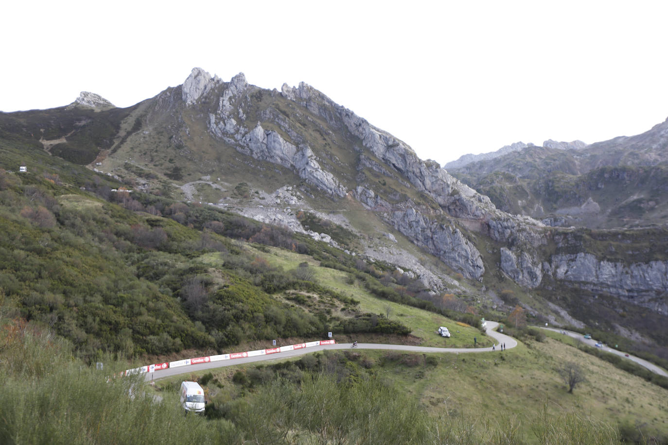 Con cierto retraso por una protesta de los corredores de INEOS y sin apenas público. Así ha comenzado en Villaviciosa la primera etapa por Asturias de la Vuelta 2020, que llegó hasta La Farrapona.