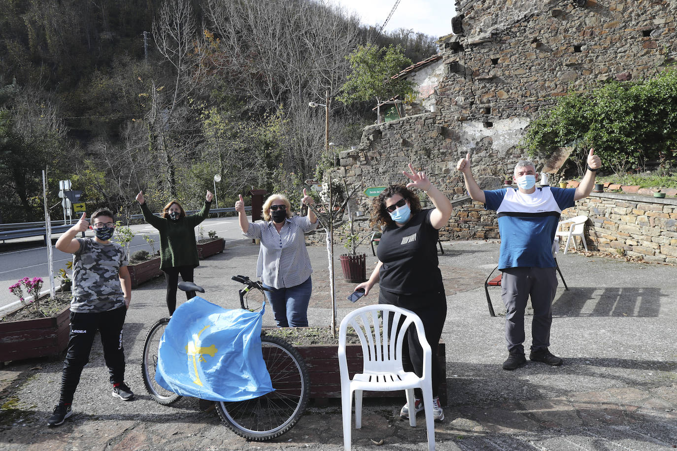 Con cierto retraso por una protesta de los corredores de INEOS y sin apenas público. Así ha comenzado en Villaviciosa la primera etapa por Asturias de la Vuelta 2020, que llegó hasta La Farrapona.