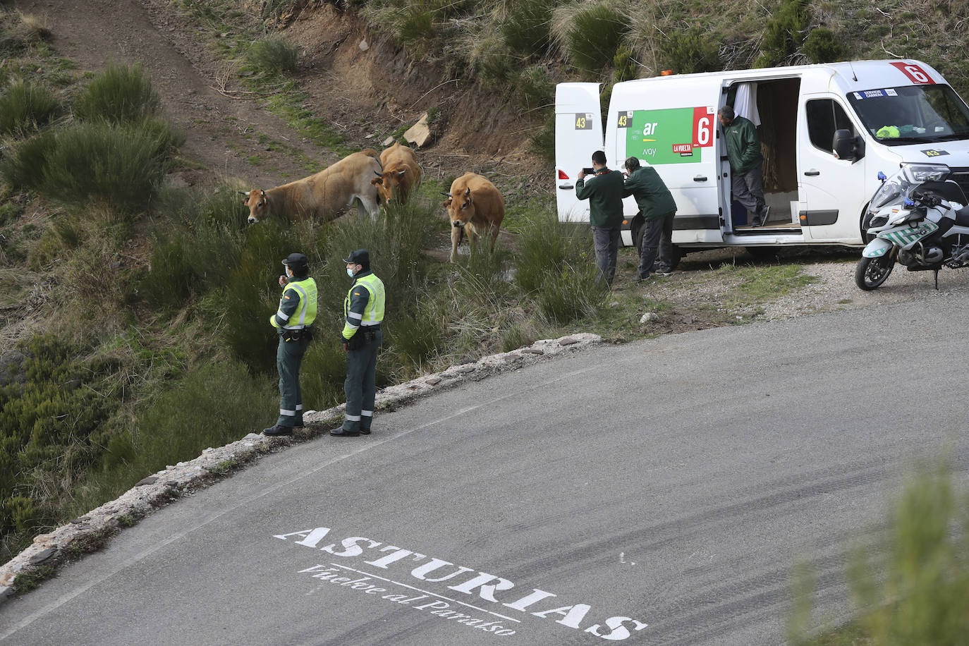 Con cierto retraso por una protesta de los corredores de INEOS y sin apenas público. Así ha comenzado en Villaviciosa la primera etapa por Asturias de la Vuelta 2020, que llegó hasta La Farrapona.