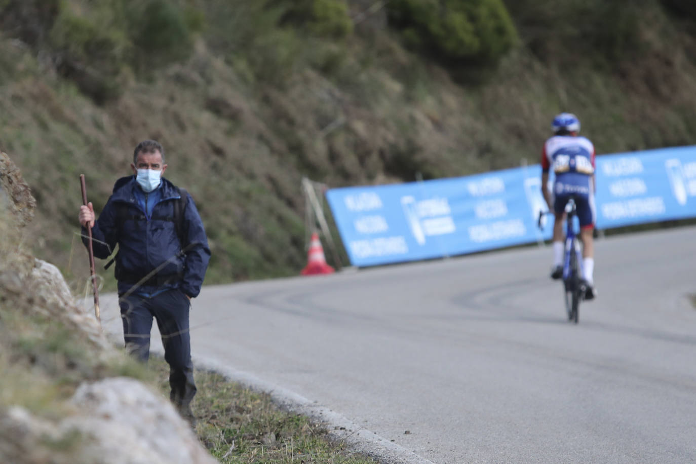 Con cierto retraso por una protesta de los corredores de INEOS y sin apenas público. Así ha comenzado en Villaviciosa la primera etapa por Asturias de la Vuelta 2020, que llegó hasta La Farrapona.