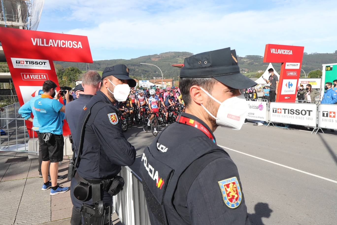 Con cierto retraso por una protesta de los corredores de INEOS y sin apenas público. Así ha comenzado en Villaviciosa la primera etapa por Asturias de la Vuelta 2020.