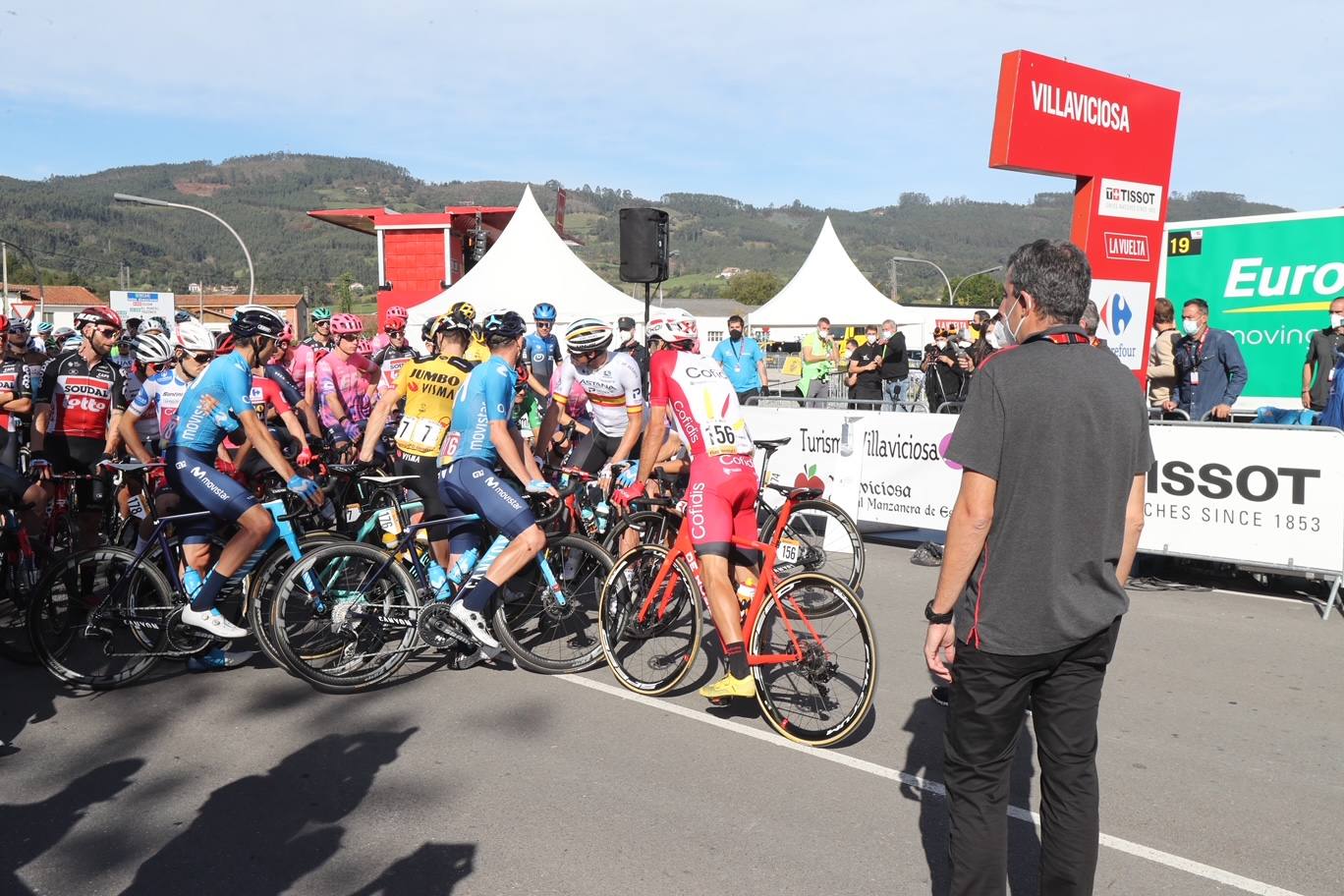 Con cierto retraso por una protesta de los corredores de INEOS y sin apenas público. Así ha comenzado en Villaviciosa la primera etapa por Asturias de la Vuelta 2020.