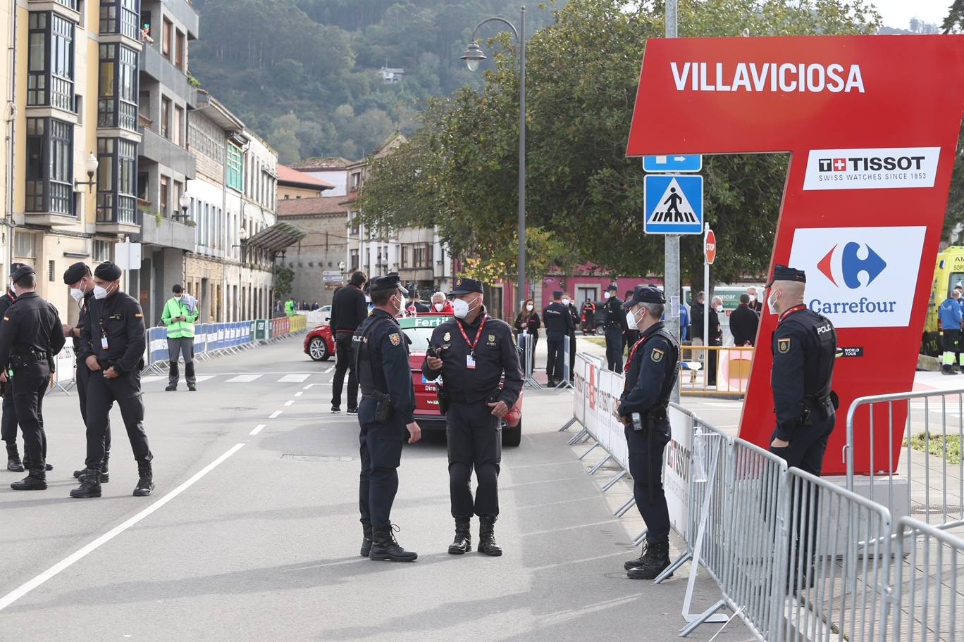 Con cierto retraso por una protesta de los corredores de INEOS y sin apenas público. Así ha comenzado en Villaviciosa la primera etapa por Asturias de la Vuelta 2020.