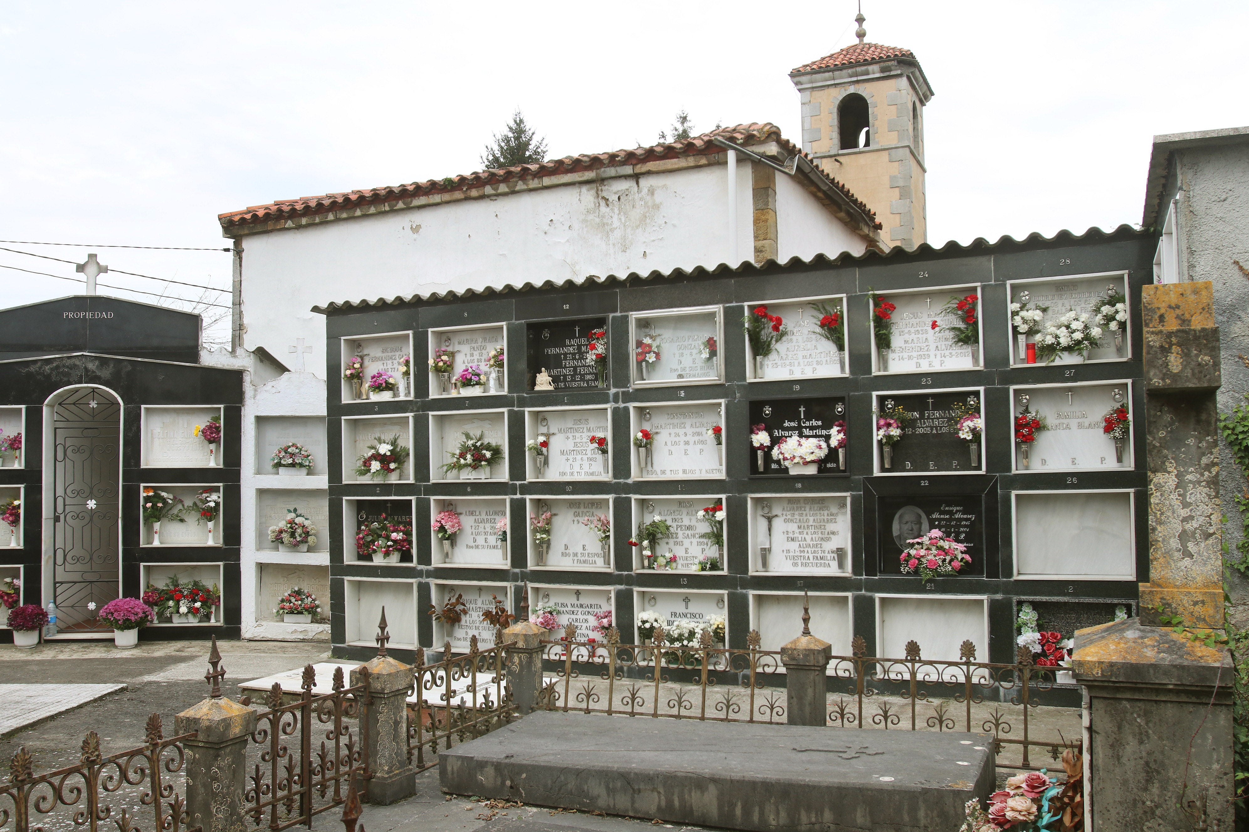 La situación sanitaria provocó que este año se registrase una menor afluencia de personas en los cementerios asturianos en el Día de Difuntos. La mayoría optó por seguir las recomendaciones de las autoridades sanitarias de escalonar las visitas.