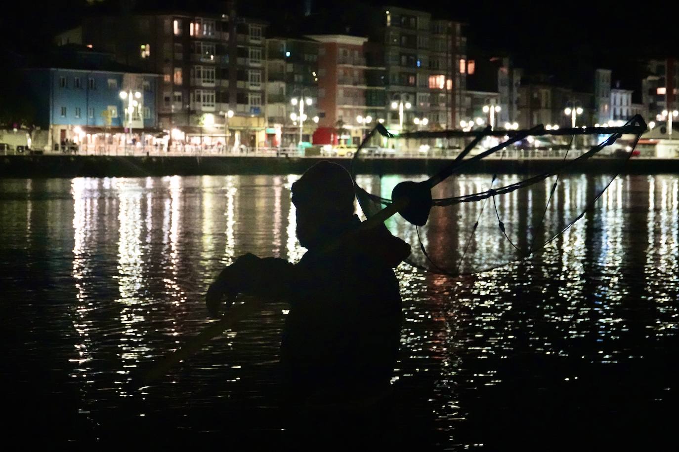 Este domingo dio comienzo la campaña de angula en Ribadesella. En el sector hay mucha preocupación por los bajos precios que puede alcanzar ante las continuas amenazas de confinamiento y la situación de la hostelería.