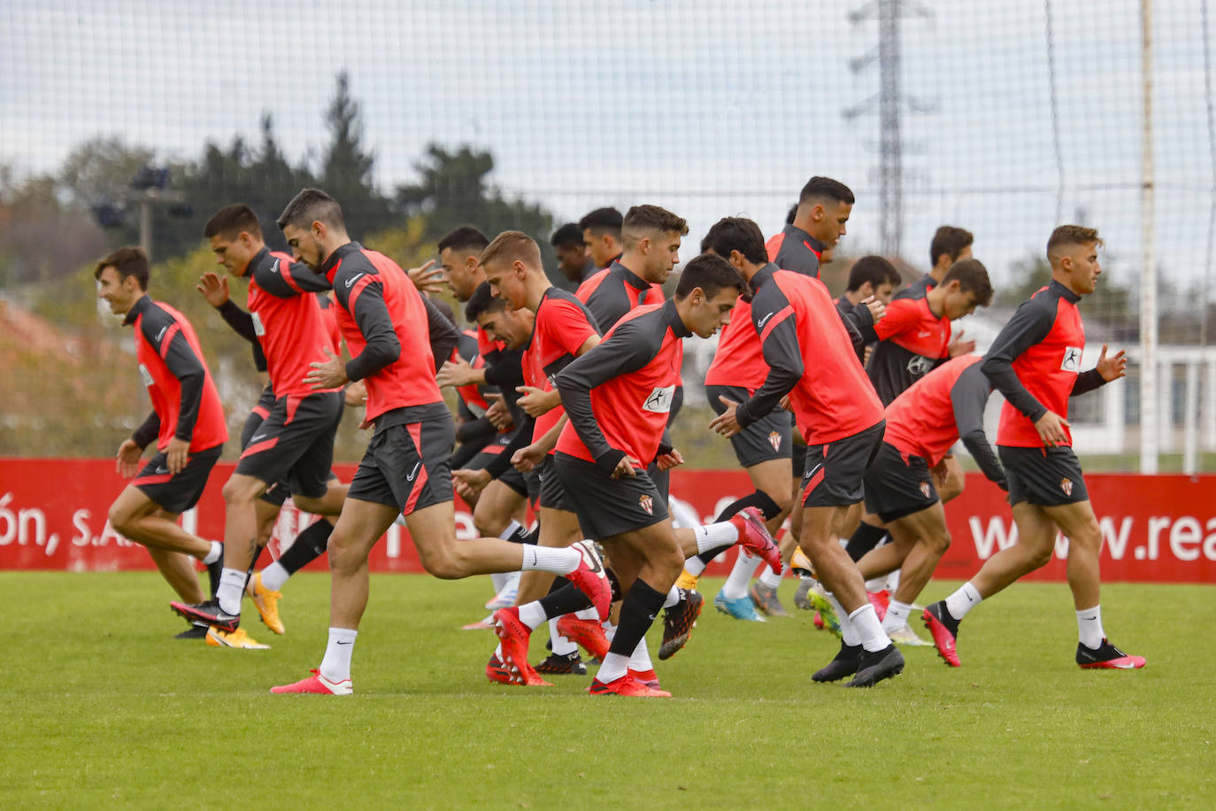 El Sporting se entrenó este domingo con la mirada puesta en el encuentro del lunes ante el Castellón.