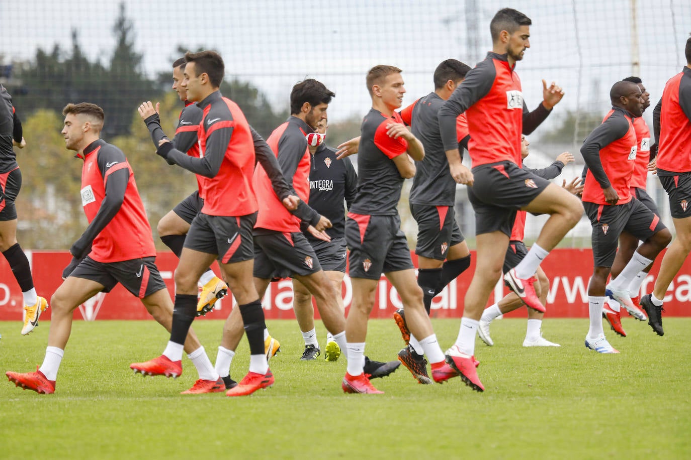 El Sporting se entrenó este domingo con la mirada puesta en el encuentro del lunes ante el Castellón.