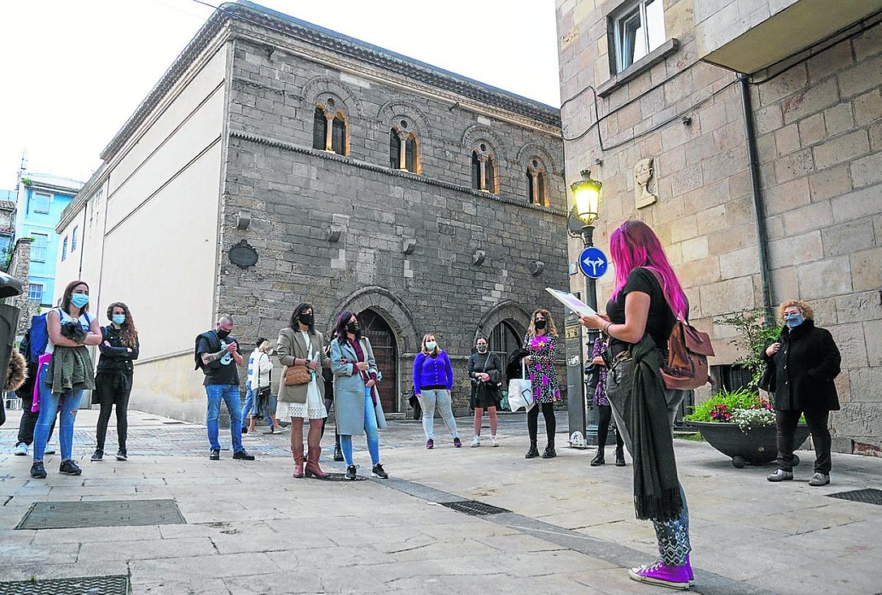 El grupo, al inicio de la ruta, frente a la fachada del Palacio de Valdecarzana. 