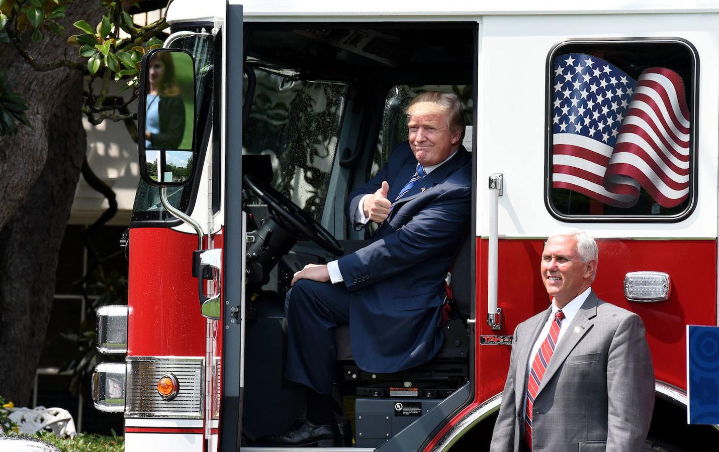 Trump, subido a un camión de bomberos junto al vicepresidente Mike Pence 