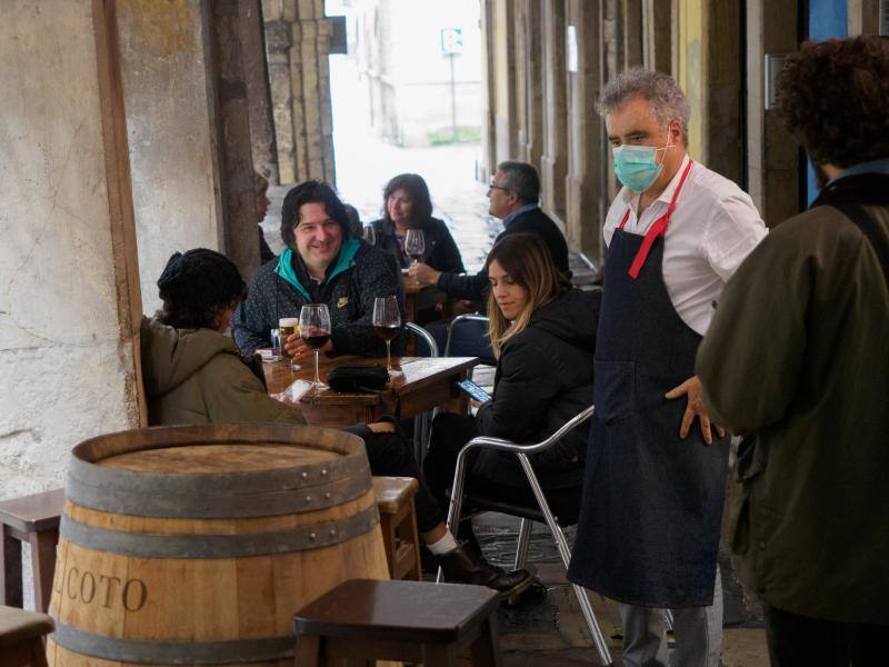 Los hosteleros asturianos muestran su «indignación» por el anuncio del Gobierno regional de cerrar sus negocios a partir de la medianoche de este martes. Muchos de ellos se verán obligados a reinventarse y optarán por servir comida a domicilio.