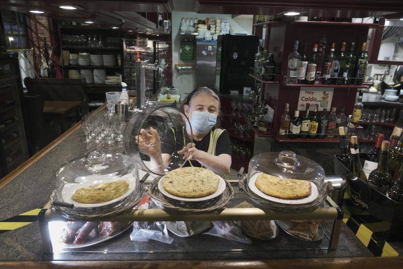 Los hosteleros asturianos muestran su «indignación» por el anuncio del Gobierno regional de cerrar sus negocios a partir de la medianoche de este martes. Muchos de ellos se verán obligados a reinventarse y optarán por servir comida a domicilio.