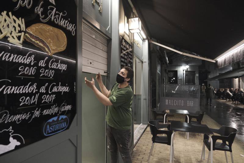 Los hosteleros asturianos muestran su «indignación» por el anuncio del Gobierno regional de cerrar sus negocios a partir de la medianoche de este martes. Muchos de ellos se verán obligados a reinventarse y optarán por servir comida a domicilio.