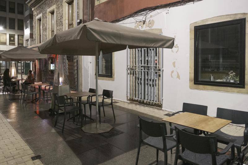 Los hosteleros asturianos muestran su «indignación» por el anuncio del Gobierno regional de cerrar sus negocios a partir de la medianoche de este martes. Muchos de ellos se verán obligados a reinventarse y optarán por servir comida a domicilio.