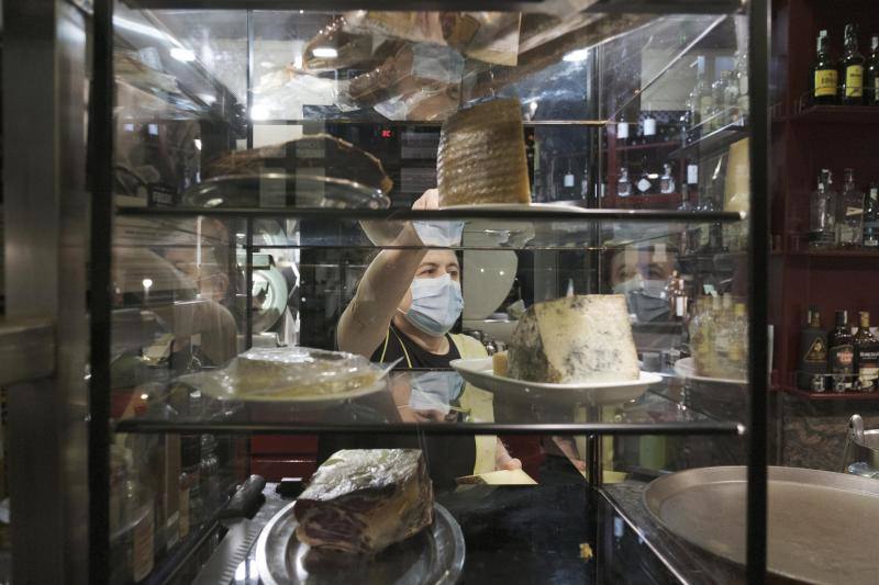 Los hosteleros asturianos muestran su «indignación» por el anuncio del Gobierno regional de cerrar sus negocios a partir de la medianoche de este martes. Muchos de ellos se verán obligados a reinventarse y optarán por servir comida a domicilio.