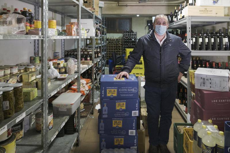 Los hosteleros asturianos muestran su «indignación» por el anuncio del Gobierno regional de cerrar sus negocios a partir de la medianoche de este martes. Muchos de ellos se verán obligados a reinventarse y optarán por servir comida a domicilio.