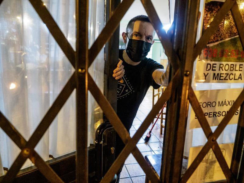 Los hosteleros asturianos muestran su «indignación» por el anuncio del Gobierno regional de cerrar sus negocios a partir de la medianoche de este martes. Muchos de ellos se verán obligados a reinventarse y optarán por servir comida a domicilio.