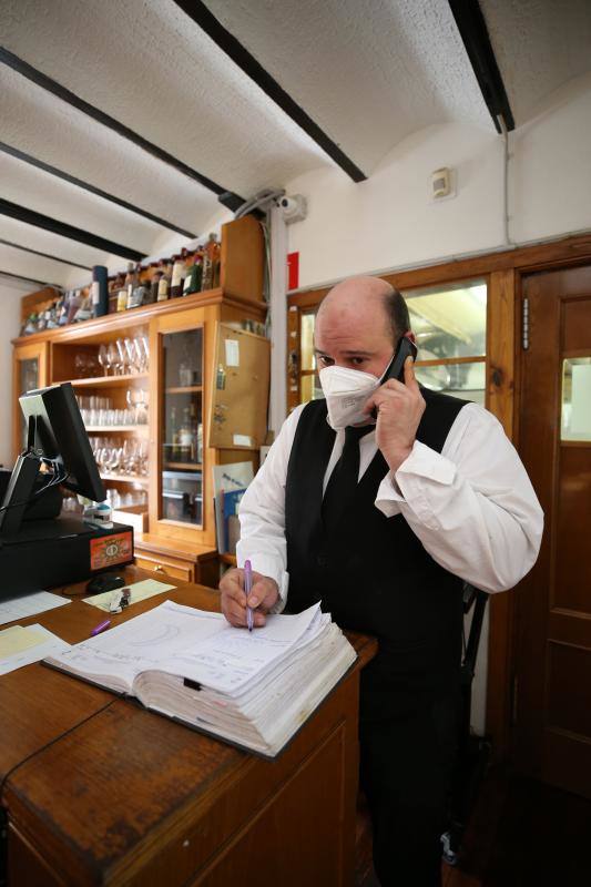 Los hosteleros asturianos muestran su «indignación» por el anuncio del Gobierno regional de cerrar sus negocios a partir de la medianoche de este martes. Muchos de ellos se verán obligados a reinventarse y optarán por servir comida a domicilio.