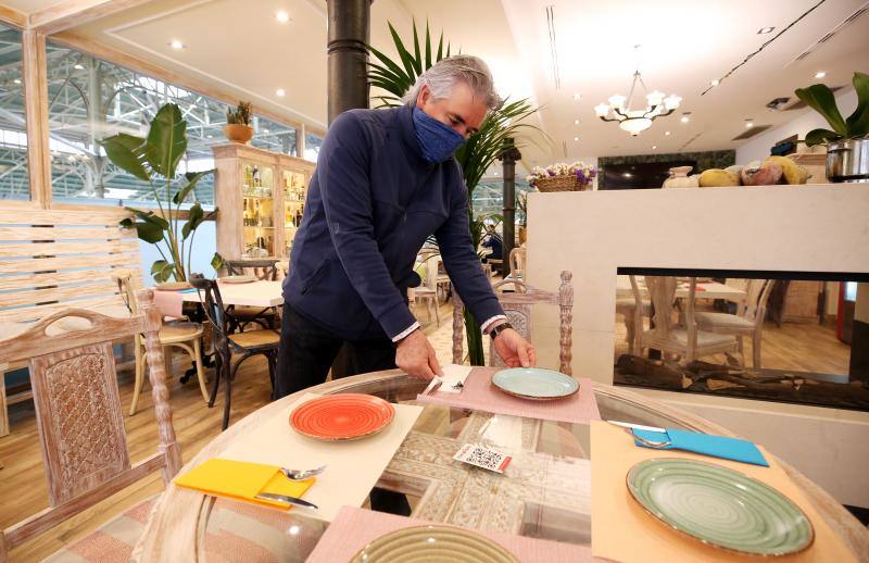 Los hosteleros asturianos muestran su «indignación» por el anuncio del Gobierno regional de cerrar sus negocios a partir de la medianoche de este martes. Muchos de ellos se verán obligados a reinventarse y optarán por servir comida a domicilio.