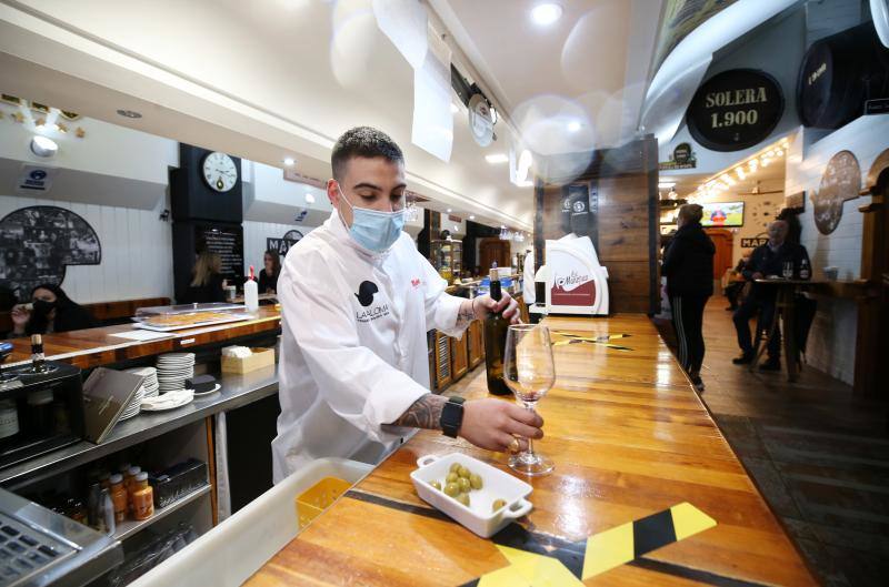 Los hosteleros asturianos muestran su «indignación» por el anuncio del Gobierno regional de cerrar sus negocios a partir de la medianoche de este martes. Muchos de ellos se verán obligados a reinventarse y optarán por servir comida a domicilio.