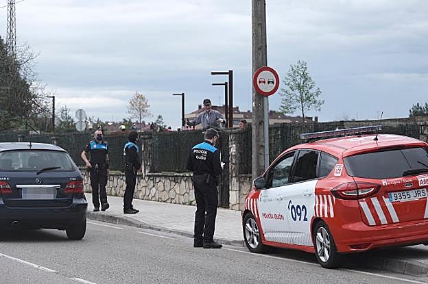 Momento de la intervención de la Policia Local de ayer en la carretera de Ceares. 