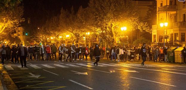 Un grupo de jóvenes se enfrenta a la Policía en el centro de Logroño el sábado. 