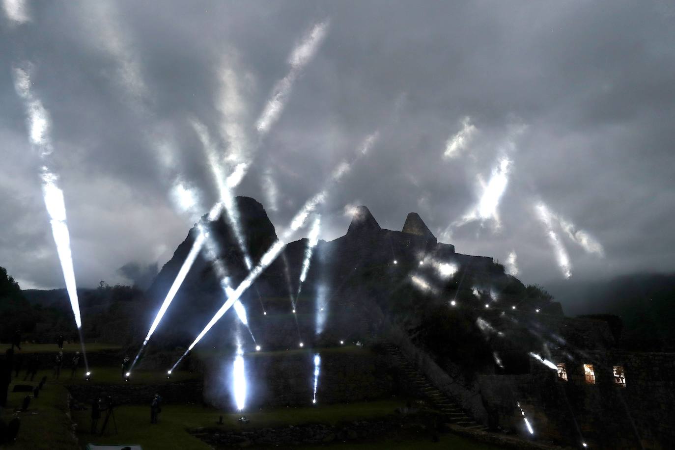 La reapertura de Machu Picchu, principal atracción turística de Perú, tras siete meses de cierre por la pandemia de la covid 19, se ha celebrado entre luces y color con una espectacular puesta en escena