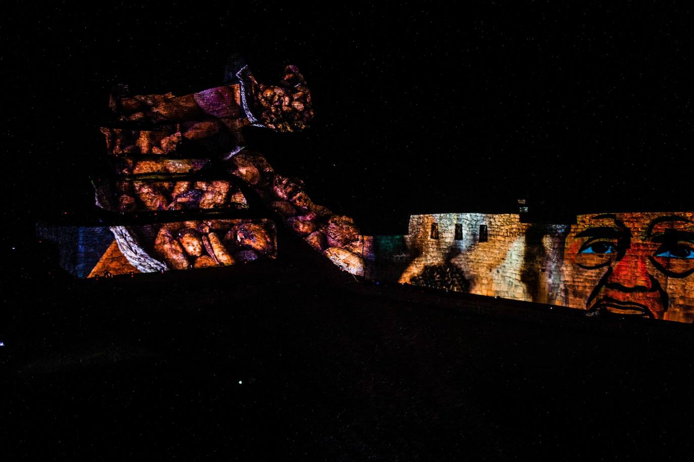 La reapertura de Machu Picchu, principal atracción turística de Perú, tras siete meses de cierre por la pandemia de la covid 19, se ha celebrado entre luces y color con una espectacular puesta en escena