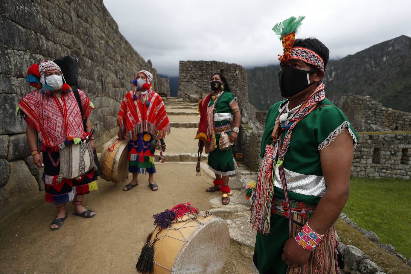 La reapertura de Machu Picchu, principal atracción turística de Perú, tras siete meses de cierre por la pandemia de la covid 19, se ha celebrado entre luces y color con una espectacular puesta en escena