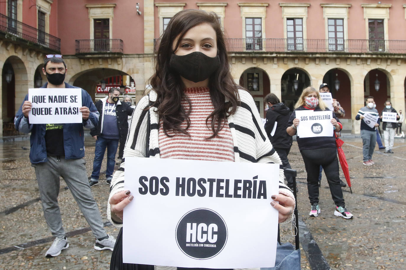 Decenas de hosteleros se manifiestan en Gijón para reclamar ayudas para su sector