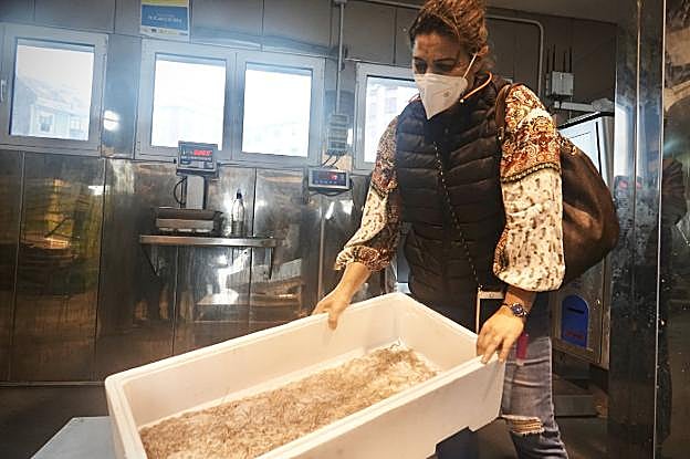 Luisa Cajigal, con el primer lote de angula rulado en Ribadesella, a 1.200 euros el kilo. 