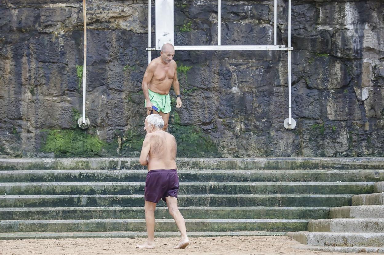 Dos habituales, tras el baño, en las duchas de La Escalerona. 