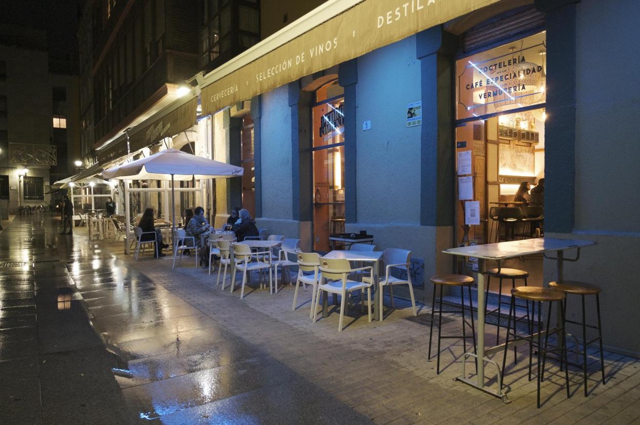 Zona de hostelería en la calle Begoña, en Gijón, ayer, de noche, con muy pocos clientes en las terrazas. 