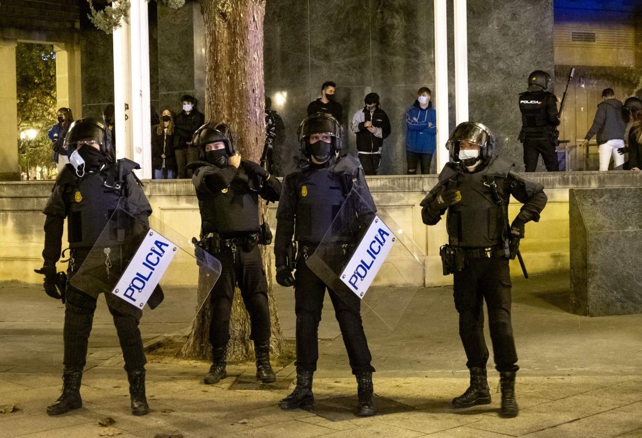 Los UIP de la Policía Nacional se desplegaron ayer en Logroño en la tercera jornada de incidentes. 